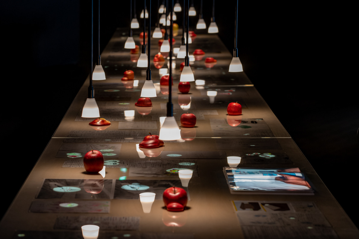 [参考図版] 雨宮庸介《チャールズのかしの木座にりんごの実のなる》2021年 展示風景（弘前れんが倉庫美術館）　Photo: ToLoLo Studio