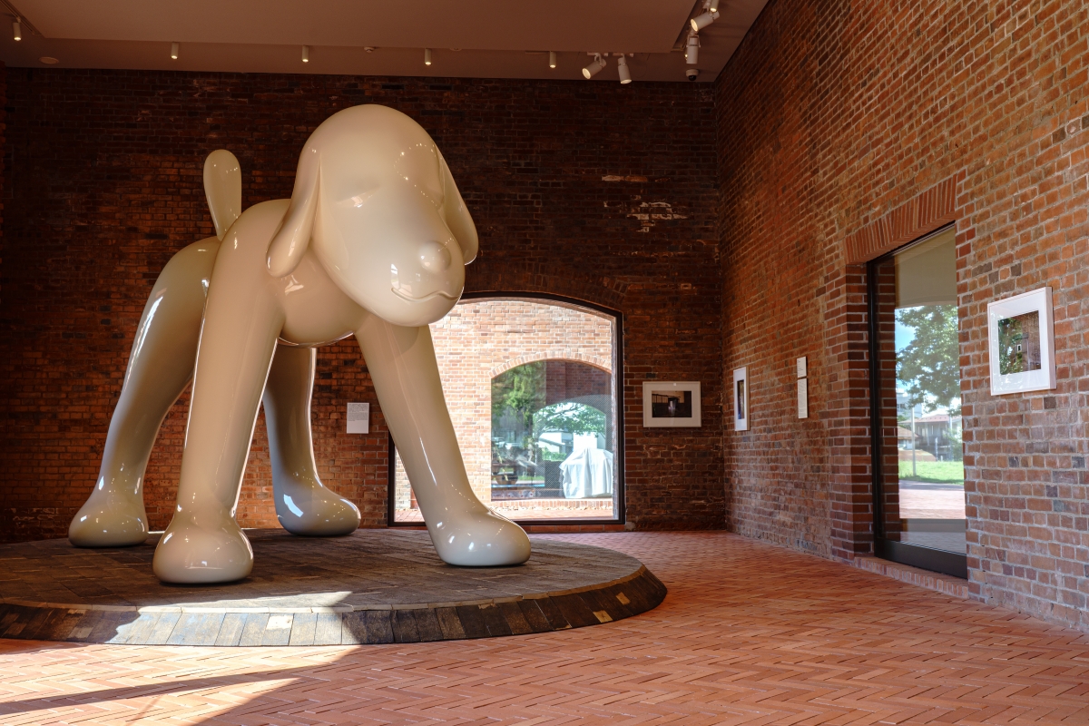 奈良美智《A to Z Memorial Dog》2007年 弘前れんが倉庫美術館蔵 ©︎Yoshitomo Nara Photo: Shibata Sho