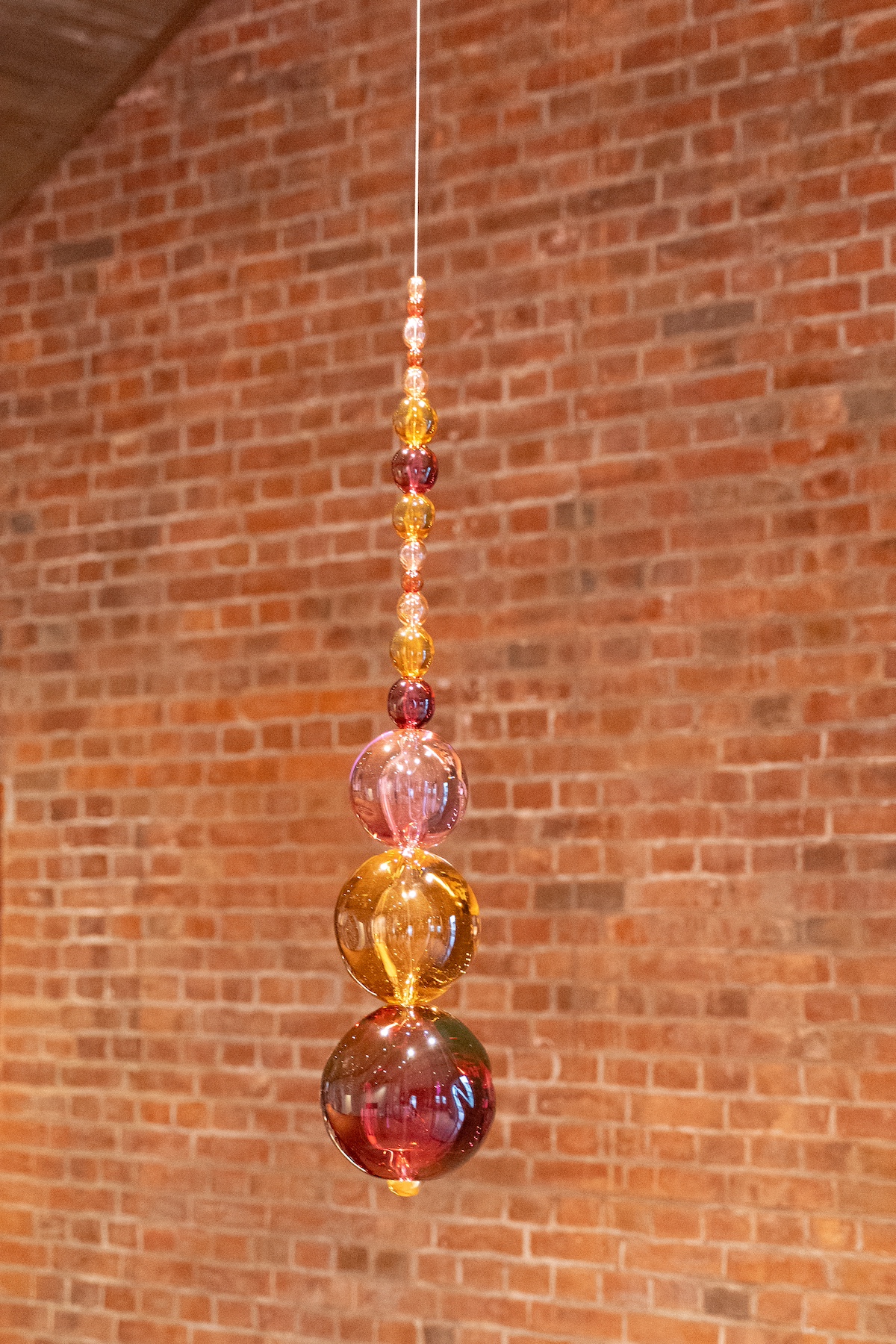 ジャン＝ミシェル・オトニエル《ハンギング・ラバー》2020年弘前れんが倉庫美術館蔵Photo: 成田写真事務所