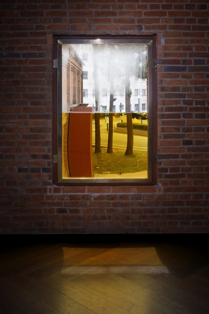 和田礼治郎《AMBER WINDOW (HIROSAKI)》2022年展示風景　撮影：木奥惠三