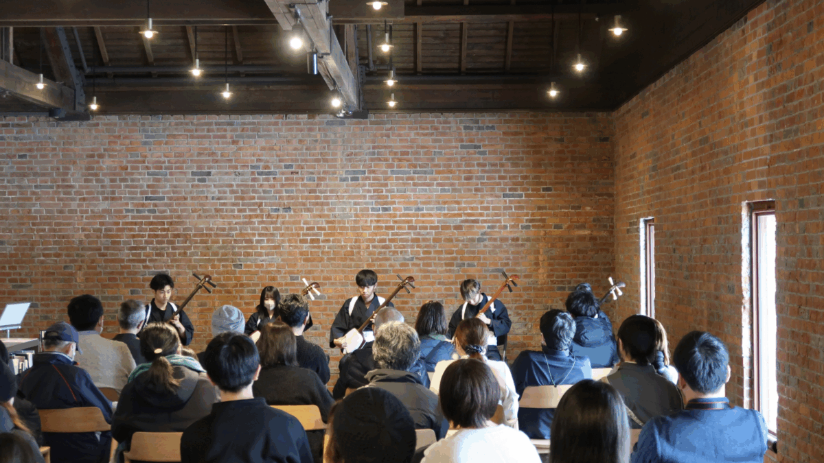 「美術館のお正月2025」コンサートの様子(出演:弘前大学津軽三味線サークル)