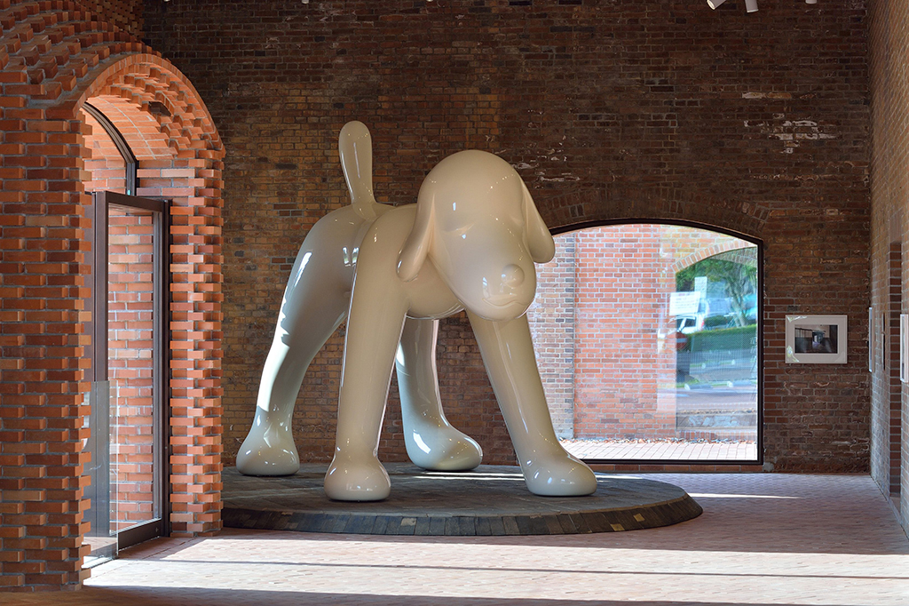 奈良美智《A to Z Memorial Dog》2007年　展示風景©Yoshitomo Nara　撮影：畠山直哉