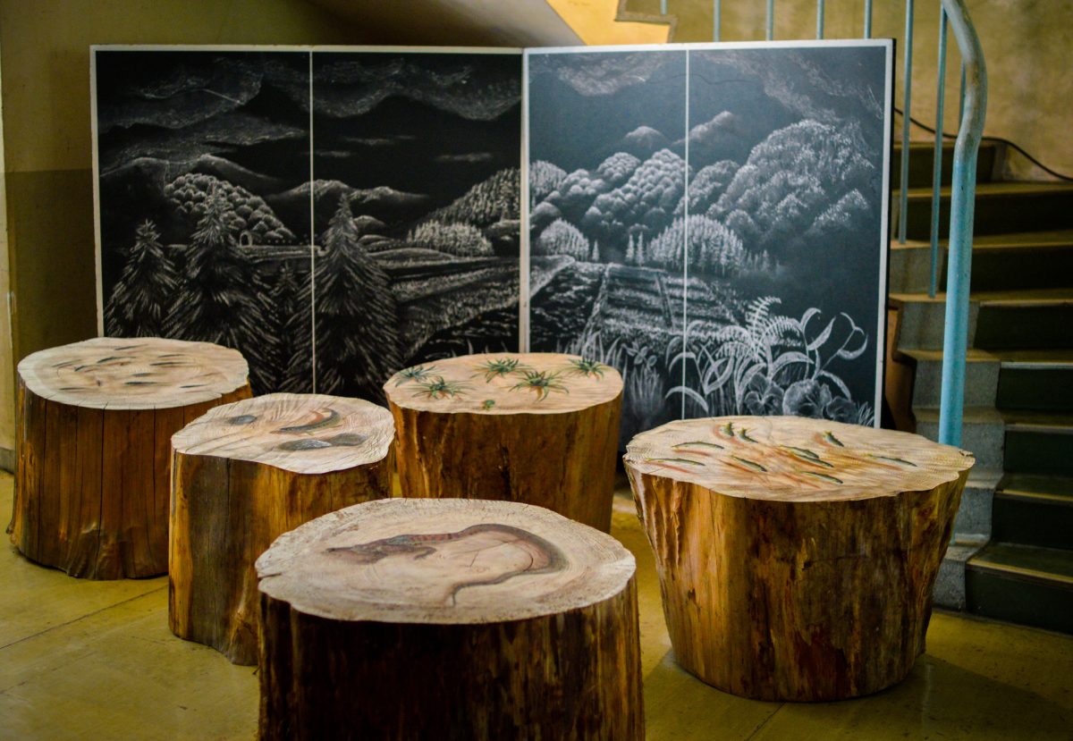 参考図版　永沢碧衣《村景》2019年©︎かみこあにプロジェクト（秋田）
