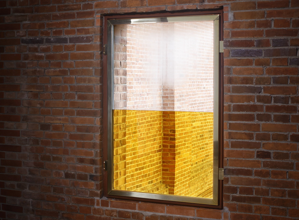 和田礼治郎《AMBER WINDOW (HIROSAKI)》2022年 展示風景撮影：木奥惠三